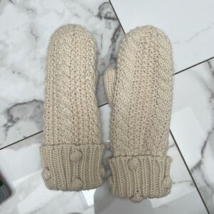 Gorgeous cable knit mittens!